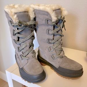 Sorel Tivoli Tall Boot. Waterproof. Size:6.5. Practically new. Worn once.